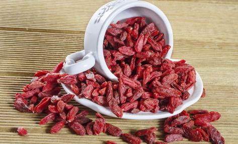 枸杞直接吃好還是泡水喝好?中醫(yī)專家終于給出答案了