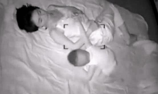 一男子在妻子房間安裝攝像頭,夜里拍下這樣場景!網友:太扎心了!