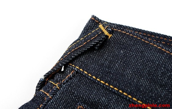 正品EVISU褲子的皮帶環 褲子后背及兩側的皮帶環都是斜著縫制的.