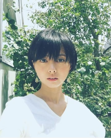 女星生二胎帶全家吃自己的胎盤，連兩歲大的長(zhǎng)女都跟著一起吃