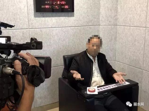 此案犯罪嫌疑人潘某勇,正在回答審訊警官和現場記者的提問。