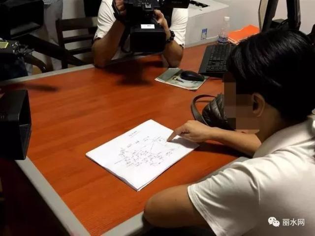 此案犯罪嫌疑人石某琴,用警方繪制的關系網,進一步向記者說明此案經過。