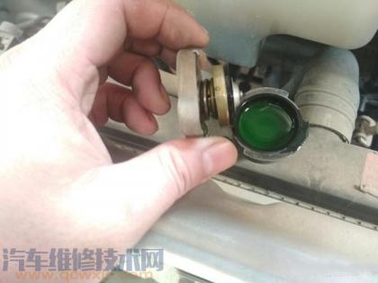 添加防凍液注意事項 防凍液添加不能過多也不能過少 添加防凍液注意事項 防凍液添加不能過多也不能過少