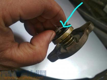 添加防凍液注意事項 防凍液添加不能過多也不能過少 添加防凍液注意事項 防凍液添加不能過多也不能過少