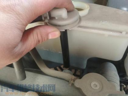 添加防凍液注意事項 防凍液添加不能過多也不能過少 添加防凍液注意事項 防凍液添加不能過多也不能過少